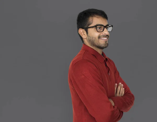 Homem indiano em camisa vermelha — Fotografia de Stock