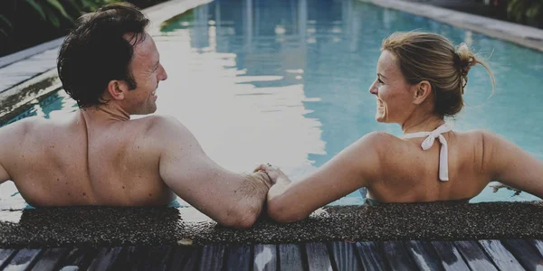 Pasangan beristirahat di kolam renang — Stok Foto