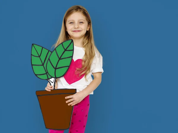 Kız Holding Papercraft bitki — Stok fotoğraf