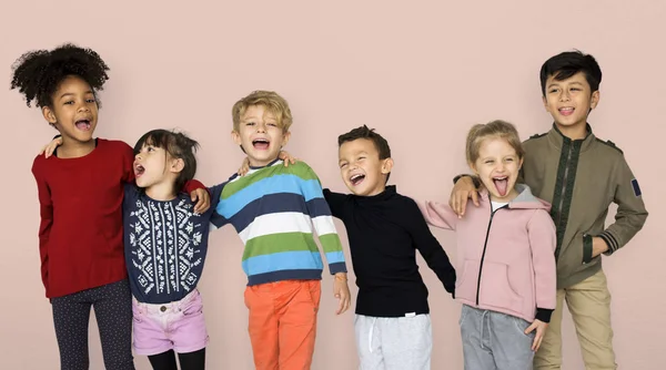 Bambini sorridenti in studio — Foto Stock