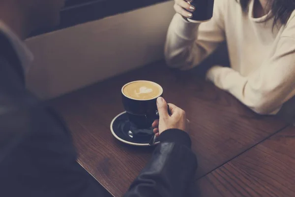 Par med datum i café — Stockfoto