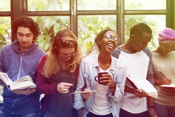 Multietniskt studenter och utbildning — Stockfoto