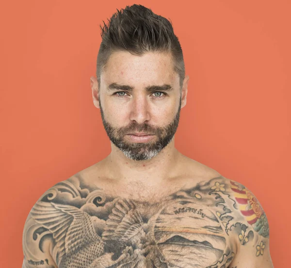 Félmeztelen férfi tetoválásokat — Stock Fotó