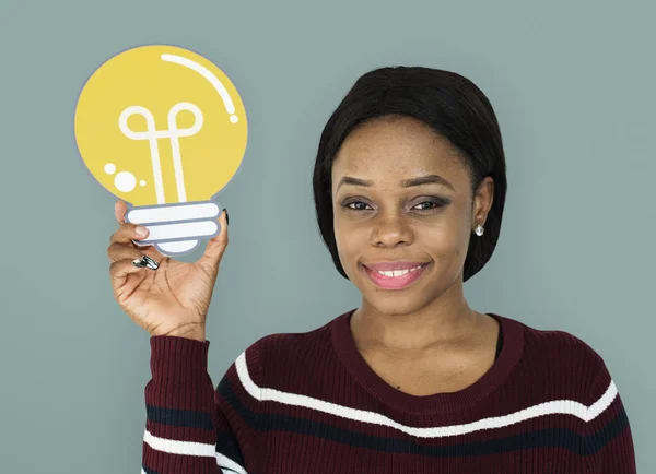 Vrouw bedrijf gloeilamp — Stockfoto