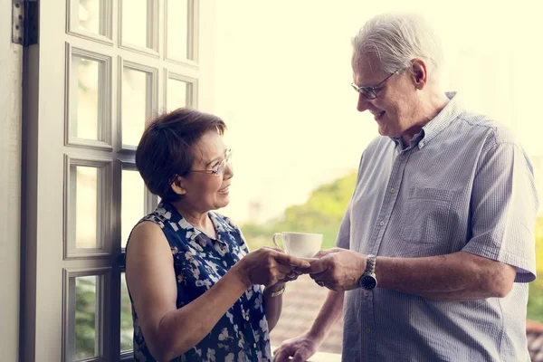 Oudere echtpaar drinken thee — Stockfoto