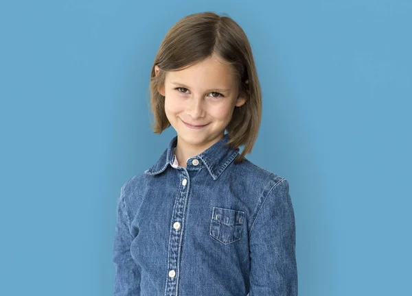 小さな女の子の身に着けているジーンズ シャツ — ストック写真