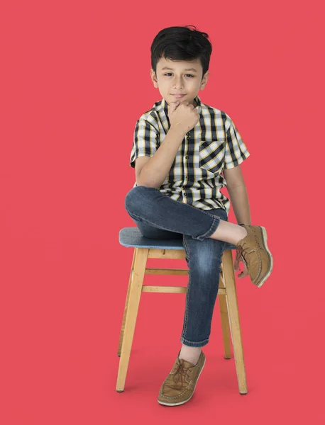 Αγόρι κάθεται στην καρέκλα — Φωτογραφία Αρχείου