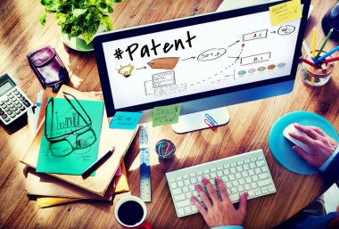 Bilgisayar kullanan bir iş adamı  