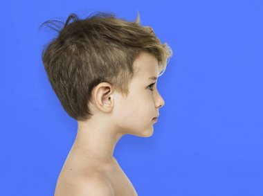 Çıplak göğüs ile küçük çocuk