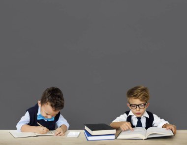 çocuklar masada çalışma