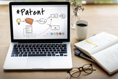 Açık tablo üstünde laptop