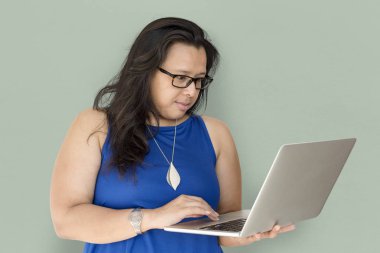 Dizüstü bilgisayar kullanan kadın 