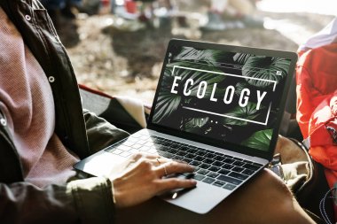 Açık havada dizüstü bilgisayar kullanarak, kadın 