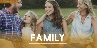 Aile çimenlerin üzerinde rahatlatıcı