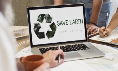 insan eli dizüstü bilgisayar kullanarak 