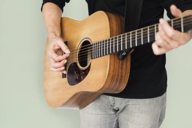 Gitar çalan adam