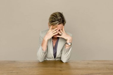 Yorgun olgun işkadını 