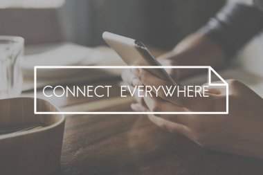 Akıllı telefon kullanan kişi