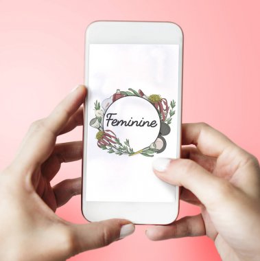 Akıllı telefon kullanan kadın