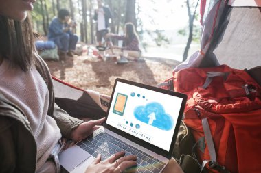 Açık havada dizüstü bilgisayar kullanarak, kadın 