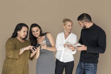 konuşmak ve akıllı telefonlar kullanarak çok ırklı insanlar