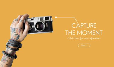 Dövmeli kişi holding kamera