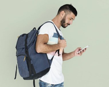 adam akıllı telefon kullanma sırt çantası ile