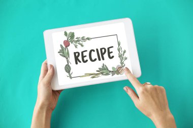 Dijital tablet kullanan kişi