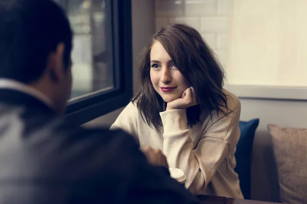 Pareja teniendo cita en la cafetería — Foto de Stock