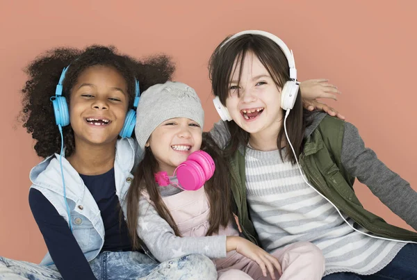 Meninas sorrindo e usando fones de ouvido — Fotografia de Stock