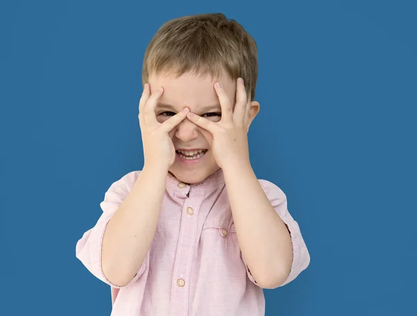 Kleine jongen poseren in studio — Stockfoto