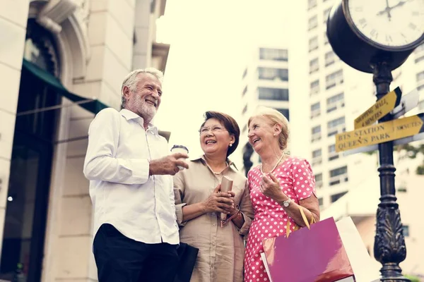 Personas mayores en la ciudad — Foto de Stock