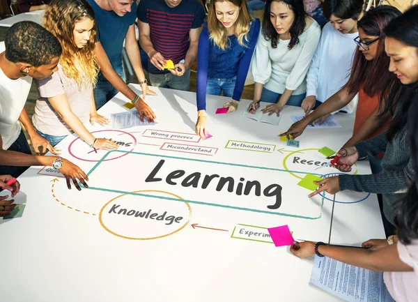 Studenten werken en studeren aan tafel — Stockfoto