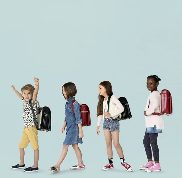 Enfants avec des sacs à dos marchant jusqu'à l'école — Photo