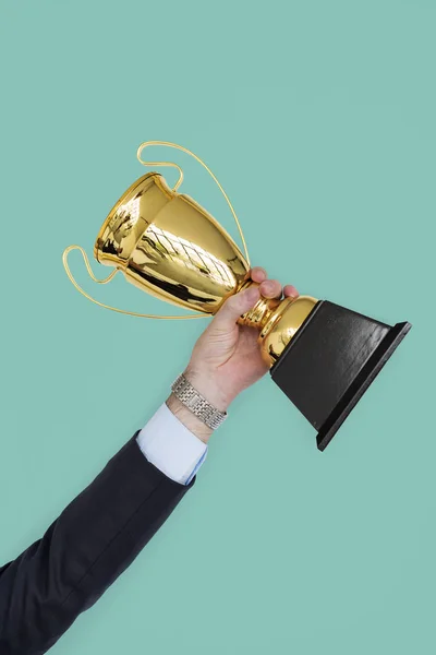 Podnikatel držící trofej — Stock fotografie