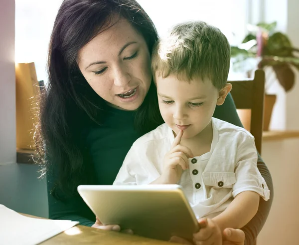 Mor och son med tablett — Stockfoto