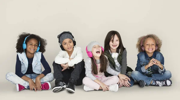 Група дітей в навушниках — стокове фото