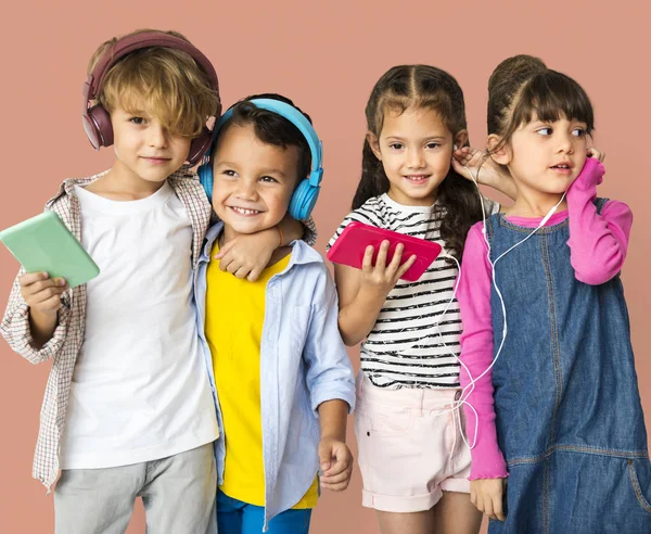 Adorabili bambini che ascoltano musica — Foto Stock