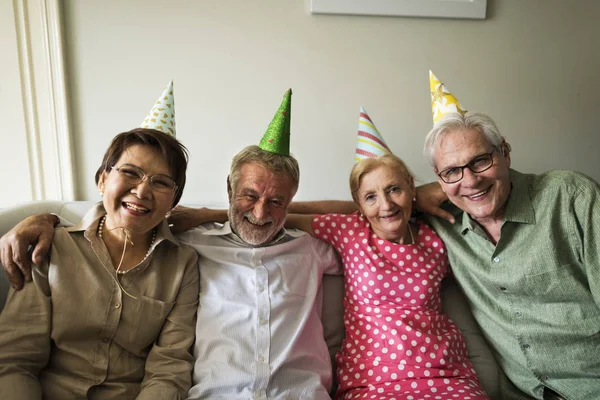 Senior mensen vieren verjaardag — Stockfoto