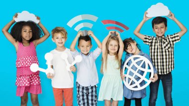  Teknoloji sembolleri tutan çocuk