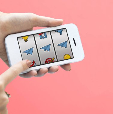 akıllı telefon elinde 