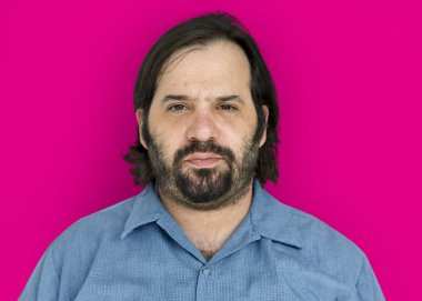 sakallı adam kameraya bakan