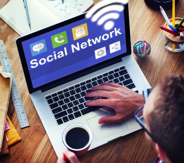 İş adamı dizüstü bilgisayar kullanıyor