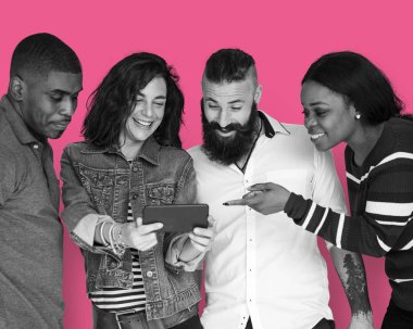 Arkadaşlar dijital aygıt kullanarak