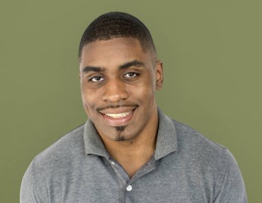 Mutlu Adam gülümsüyor.