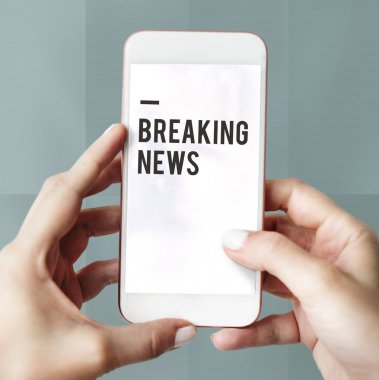 İnsan eli akıllı telefonu tutar