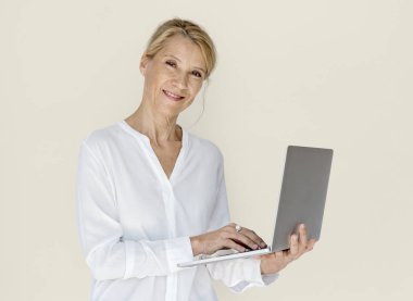 dizüstü bilgisayar kullanarak ve kameraya bakarak kadın