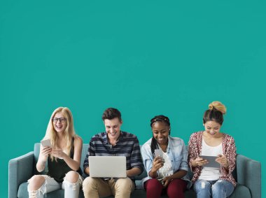 Dijital cihazlar kullanan öğrenciler