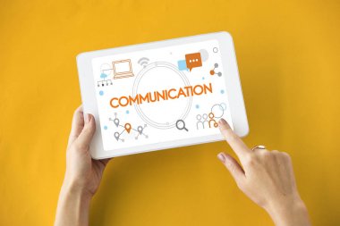 kişi holding dijital tablet