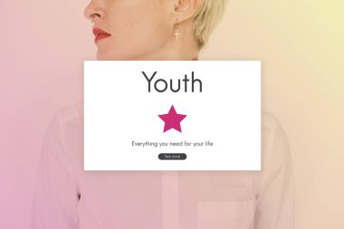 Beyaz gömlekli genç kadın